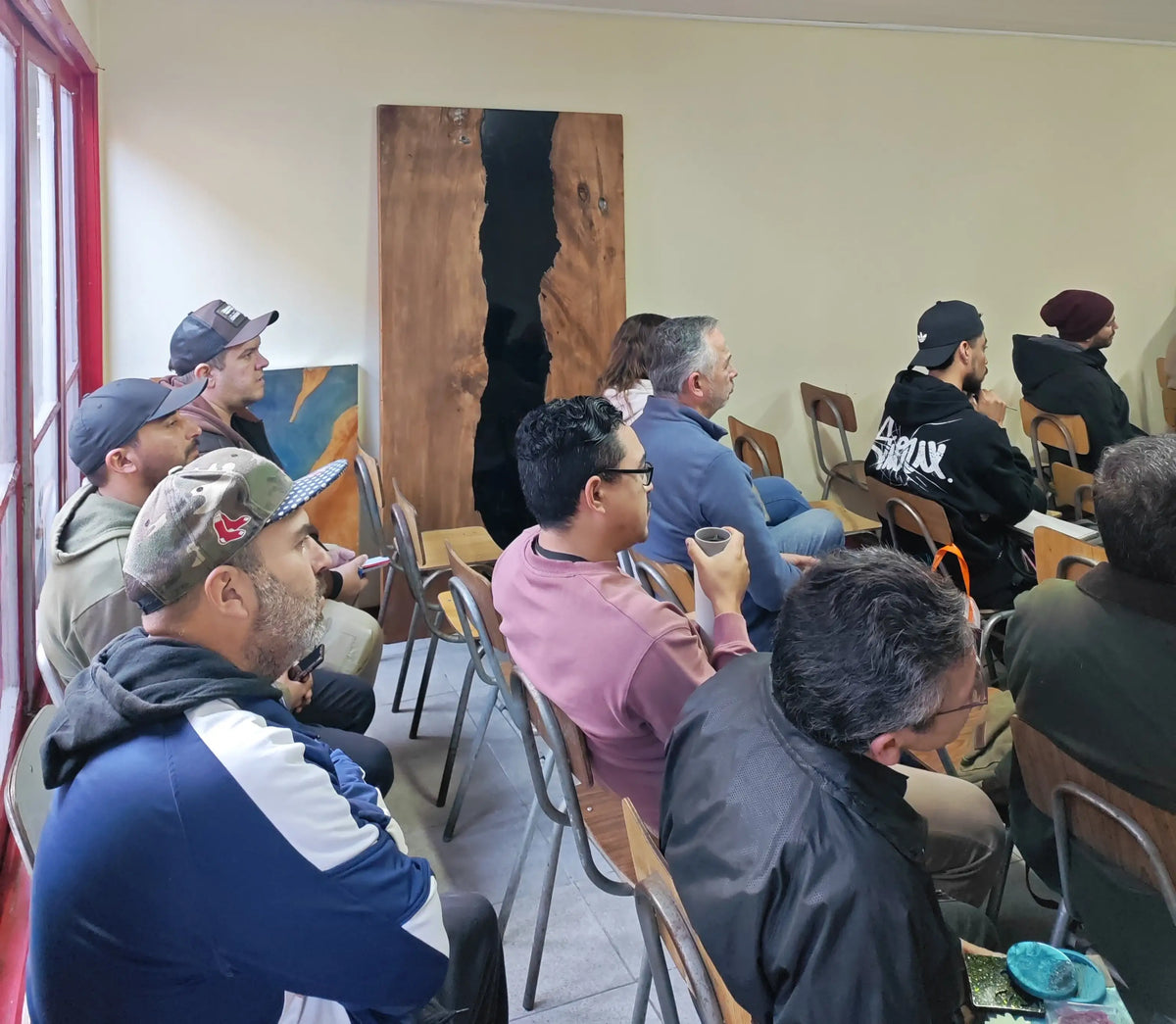 Alumnos en clase teórica de resina epóxica