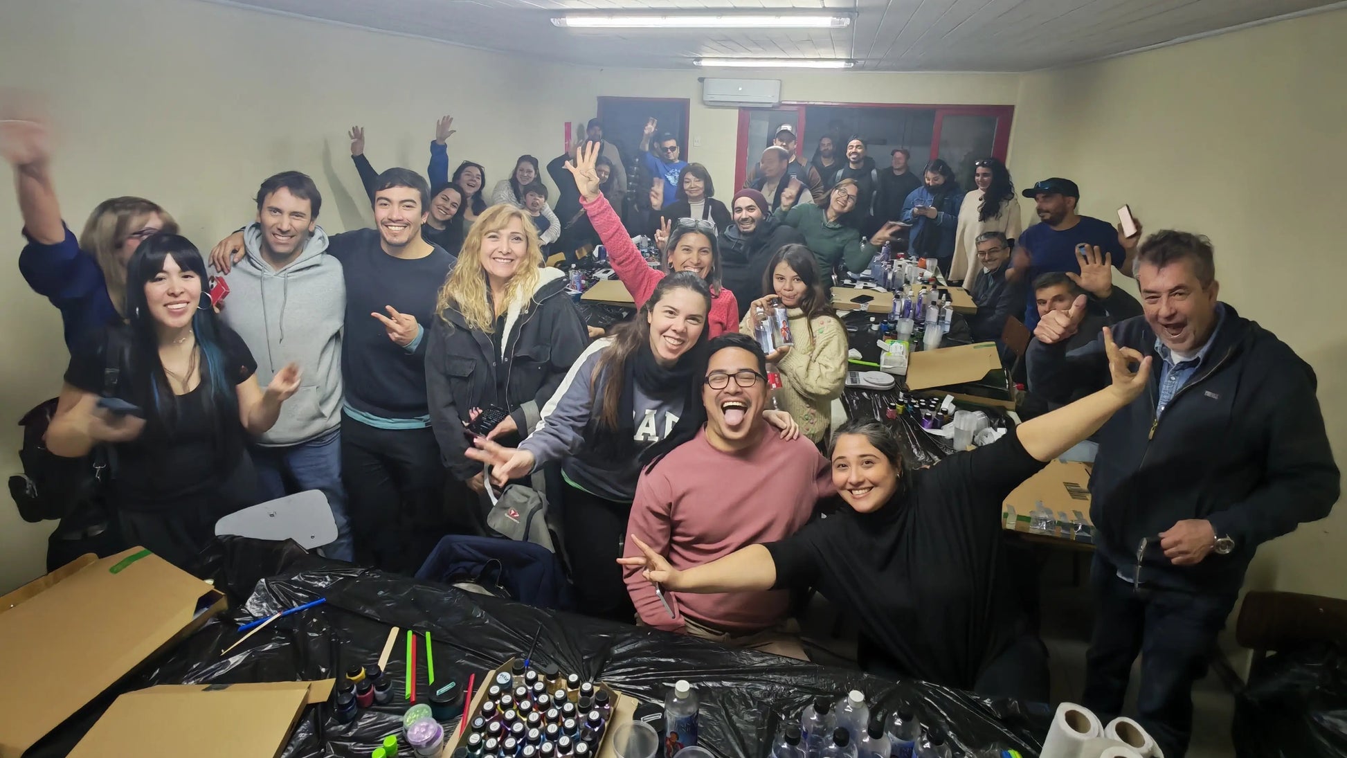 Alumnos en clase práctica de resina epóxica