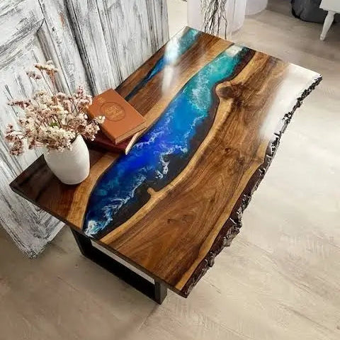 Mesa con río epóxico azul