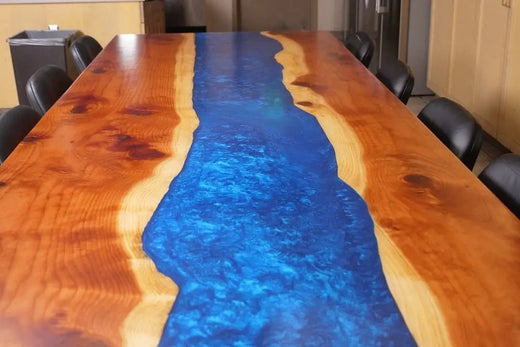 Mesa con río epóxico azul 2026