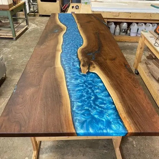 Mesa con río epóxico azul y oscilaciones