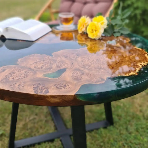 Mesa con río epóxico verde