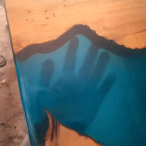 Mesa con resina azul