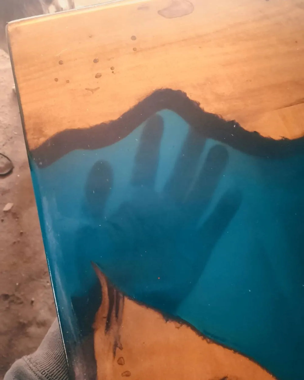 Mesa de madera con río central elaborado con Resina Epóxica Pro 1:1
