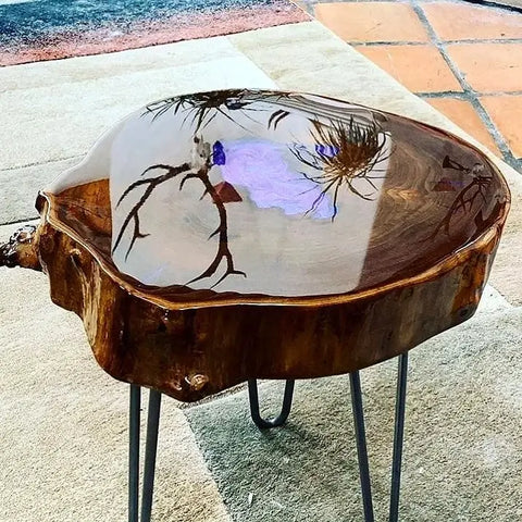 Mesa con resina epóxica efecto cristal