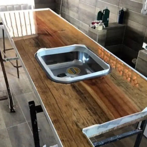 Mesa de cocina con resina epóxica transparente