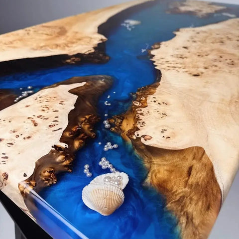 Mesa de comedor con resina azul