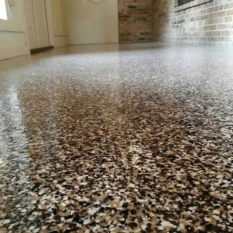 Piso con resina epóxica con flakes grises