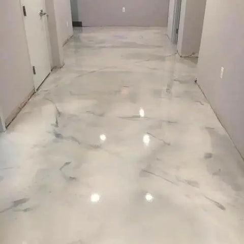 Piso resina epóxica mármol blanco