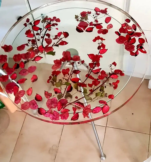 Rodaja con resina epóxica y flores bellas