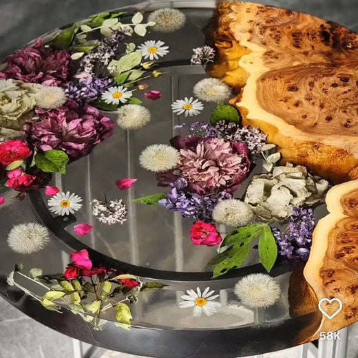 Rodaja con resina epóxica y flores hermosas