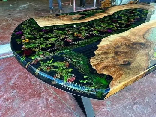 Rodaja de resina epóxica con flores y madera 2026