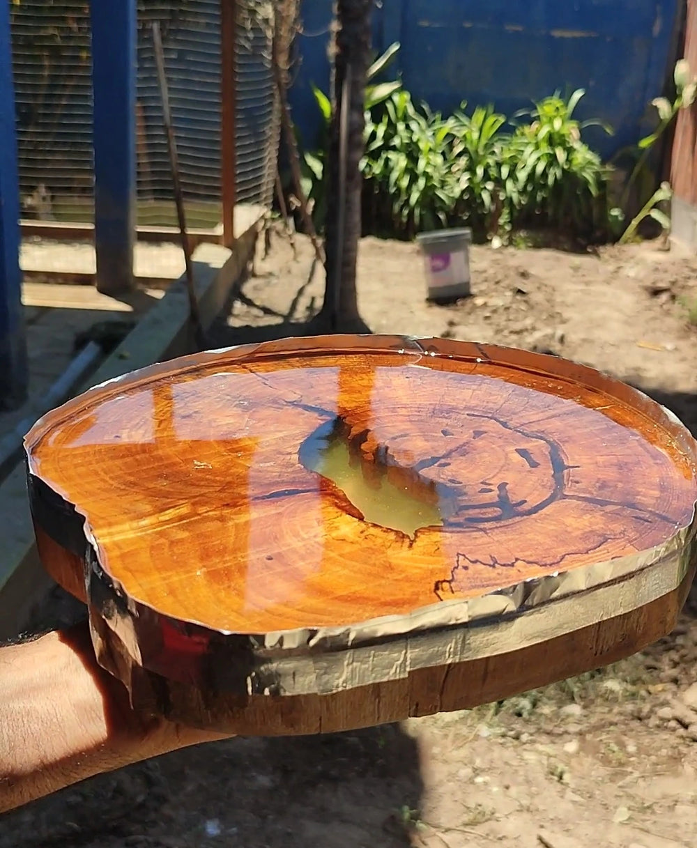 Bandeja decorativa de madera elaborada con Resina Epóxica Pro 1:1